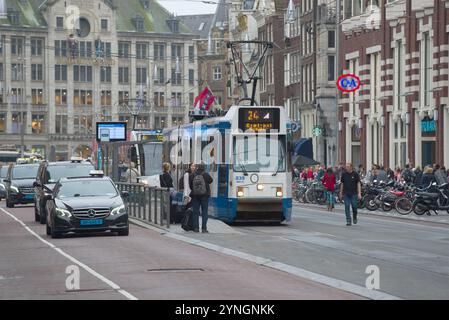AMSTERDAM, NIEDERLANDE - 30. SEPTEMBER 2017: Straßenbahn an der Straßenbahnhaltestelle Dunmark Street Stockfoto