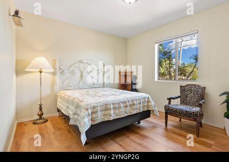 Gemütliches Schlafzimmer mit Tageslicht und charmanter Einrichtung in ruhiger Umgebung Stockfoto