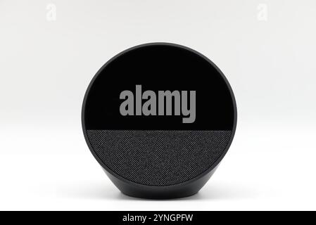 Amazon Echo Spot. Alexa, virtuelle Assistentin KI isoliert auf weiß. Stockfoto