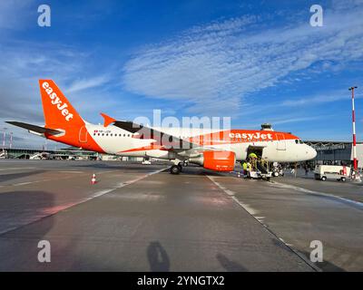 Beladung eines Flugzeugs Airbus der Billigfluggesellschaft EasyJet *** Verladen eines Airbus-Flugzeugs der Billigfluggesellschaft EasyJet Copyright: xx Stockfoto