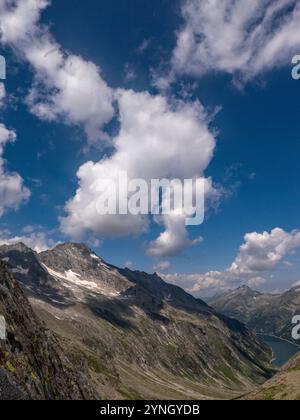 Auf dem Bild links die Kleinspitze 3169 m im Tal sehen Sie den Zillergründl Stausee. Das Foto wurde während einer Alpenüberquerung aufgenommen Stockfoto