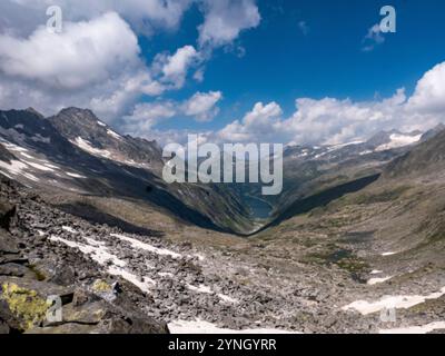 Auf dem Bild links die Kleinspitze 3169 m im Tal sehen Sie den Zillergründl Stausee. Das Foto wurde während einer Alpenüberquerung aufgenommen Stockfoto