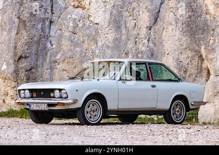 Klassisches Fiat 124 Sport Coupé auf der Straße. Das zweitürige, viersitzige Coupé basiert auf der Limousine 124 und wird von einem Lampredi-Motor angetrieben. Stockfoto