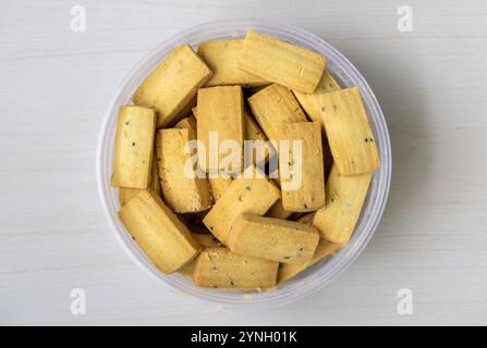 Blick von oben auf köstliche, weiche Schwarzkümmelkekse in einem Plastikbehälter. Stockfoto