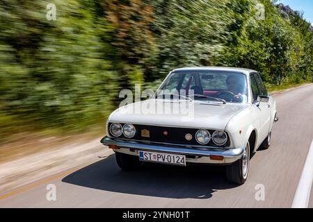 Klassisches Fiat 124 Sport Coupé auf der Straße. Das zweitürige, viersitzige Coupé basiert auf der Limousine 124 und wird von einem Lampredi-Motor angetrieben. Stockfoto