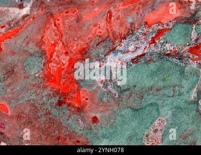 Abstrakter Texturhintergrund. Flecken, Tropfen, Spritzer, Unschärfen verschiedener Formen. Verschiedene Rot-, Türkis-, Blau- und Weißtöne. Schmutzige Töne. Farben mischen sich miteinander. Stockfoto
