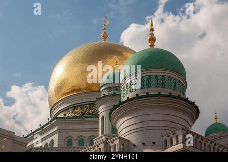 Malerische Kuppeln der Moskauer Kathedralenmoschee am Himmel. Stockfoto