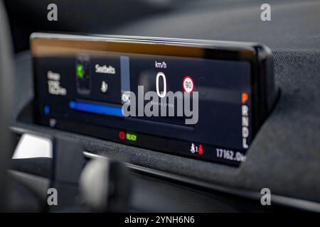 Modernes digitales Kombiinstrument für Elektrofahrzeuge Stockfoto