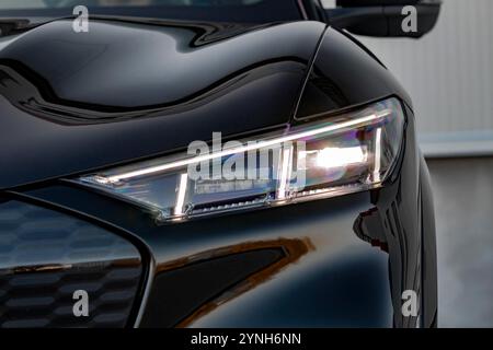 Moderner LED-Scheinwerfer für Elektroautos Stockfoto