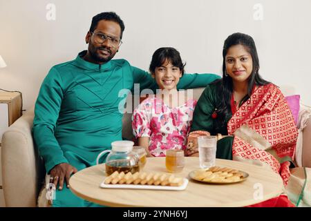 Wir Feiern Die Familienzeit Zusammen Und Lächeln Glücklich Stockfoto