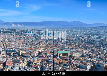 Blick auf die Spaccanapoli Straße, die das Stadtzentrum von Neapel teilt: Historische Altstadt, Spaccanapoli Straße und moderne Wolkenkratzer im Finanzviertel, Italien. Stockfoto