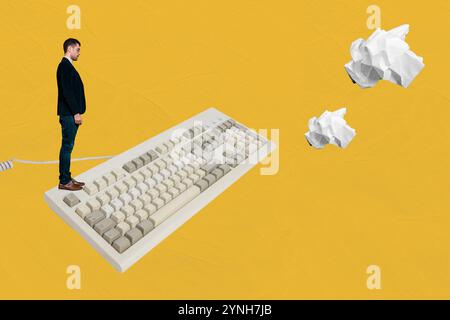 Zusammengesetzte Fotocollage des seriösen Geschäftsmannes Romanautor Stand Tastatur Schreibmaschine zerknitterter Papierschreiber isoliert auf gemaltem Hintergrund Stockfoto