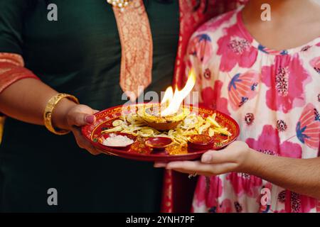 Wir feiern das indische Festival mit traditionellen Ritualen Stockfoto