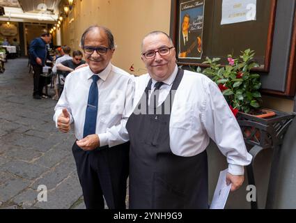 Zwei Kellner posieren vor einem Restaurant in Sorrent, Italien, vor der Kamera Stockfoto