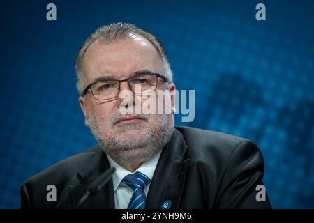 Berlin, Deutschland. November 2024. BDI-Präsident Siegfried Russwurm gibt zu Beginn der vom Bundeswirtschaftsministerium organisierten "Industriekonferenz 2024" eine Pressekonferenz. Quelle: Kay Nietfeld/dpa/Alamy Live News Stockfoto