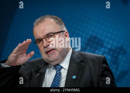 Berlin, Deutschland. November 2024. BDI-Präsident Siegfried Russwurm gibt zu Beginn der vom Bundeswirtschaftsministerium organisierten "Industriekonferenz 2024" eine Pressekonferenz. Quelle: Kay Nietfeld/dpa/Alamy Live News Stockfoto