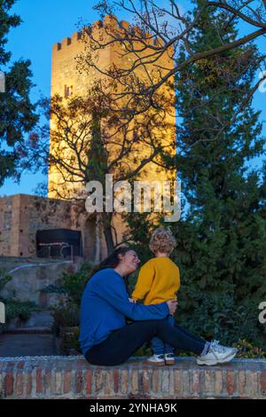 Mutter mit Kleinkind besucht eine antike muslimische Festung bei Sonnenuntergang während einer Besichtigungstour Stockfoto