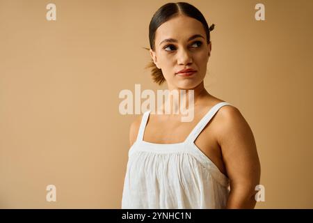 Eine junge Frau mit kurzer Größe zeigt ihr hübsches Kleid und zeigt ihren einzigartigen Stil. Stockfoto