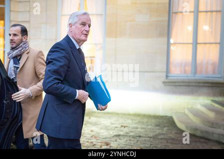 Paris, Frankreich. November 2024. Der französische Premierminister Michel Barnier trifft am 26. November 2024 im Hotel de Matignon in Paris ein. Foto: Alexis Jumeau/ABACAPRESS. COM Credit: Abaca Press/Alamy Live News Stockfoto