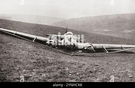 Ein abgestürzter Heinkel 111 Bomber mit Stoßfänger, um Ballonstaubkabel zu bewältigen, 2. Weltkrieg. Aus Wings of war, veröffentlicht 1942. Stockfoto