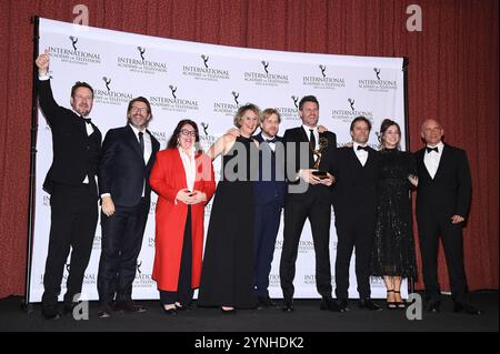 New York, USA. November 2024. Die Executive Producers Maarten Millen (4. R) und Olivier Goris (2. L) posieren mit Besetzung und Crew im Presseraum mit ihrer Emmy für Best Non-Scripted Entertainment für die belgische Show „Restaurant Misverstand“ Staffel 2, während der 52. International Emmy Awards im New York Hilton, New York, NY, 25. November 2024. (Foto: Anthony Behar/SIPA USA) Credit: SIPA USA/Alamy Live News Stockfoto