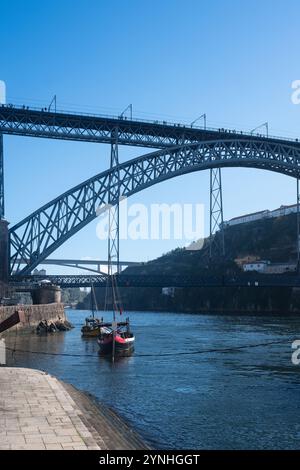 Ein malerischer Blick auf die Brücke über den Fluss und die historische Altstadt von Porto in Portugal, mit atemberaubender Architektur und Charme am Wasser Stockfoto