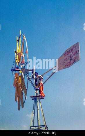 Indien, Bauer im Staat Tamil Nadu, überprüft die Windmühle auf seiner Farm. Stockfoto