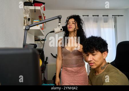 Latino-Musiker nehmen Gesang auf und produzieren Musik im Heimstudio. Stockfoto