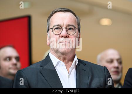 Berlin, Deutschland. November 2024. Deutschland, Berlin, Pressekonferenz, Pressekonferenz mit den SPD-Vorsitzenden Saskia Esken und Lars Klingbeil sowie Olaf Scholz nach Gremiensitzung, SPD, Politik im Atrium, Willy-Brandt-Haus, im Bild v.l.: Boris Pistorius, 25.11. 2024, . Quelle: HMB Media/Alamy Live News Stockfoto