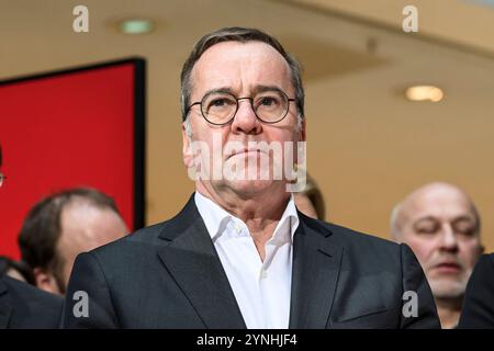 Berlin, Deutschland. November 2024. Deutschland, Berlin, Pressekonferenz, Pressekonferenz mit den SPD-Vorsitzenden Saskia Esken und Lars Klingbeil sowie Olaf Scholz nach Gremiensitzung, SPD, Politik im Atrium, Willy-Brandt-Haus, im Bild v.l.: Boris Pistorius, 25.11. 2024, . Quelle: HMB Media/Alamy Live News Stockfoto