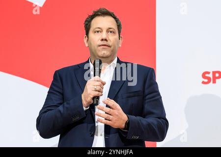 Berlin, Deutschland. November 2024. Deutschland, Berlin, Pressekonferenz, Pressekonferenz mit den SPD-Vorsitzenden Saskia Esken und Lars Klingbeil sowie Olaf Scholz nach Gremiensitzung, SPD, Politik im Atrium, Willy-Brandt-Haus, im Bild v.l.: Lars Klingbeil, 25.11. 2024, . Quelle: HMB Media/Alamy Live News Stockfoto