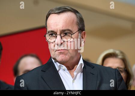 Berlin, Deutschland. November 2024. Deutschland, Berlin, Pressekonferenz, Pressekonferenz mit den SPD-Vorsitzenden Saskia Esken und Lars Klingbeil sowie Olaf Scholz nach Gremiensitzung, SPD, Politik im Atrium, Willy-Brandt-Haus, im Bild v.l.: Boris Pistorius, 25.11. 2024, . Quelle: HMB Media/Alamy Live News Stockfoto