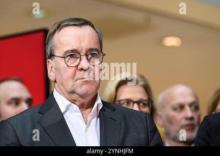 Berlin, Deutschland. November 2024. Deutschland, Berlin, Pressekonferenz, Pressekonferenz mit den SPD-Vorsitzenden Saskia Esken und Lars Klingbeil sowie Olaf Scholz nach Gremiensitzung, SPD, Politik im Atrium, Willy-Brandt-Haus, im Bild v.l.: Boris Pistorius, 25.11. 2024, . Quelle: HMB Media/Alamy Live News Stockfoto