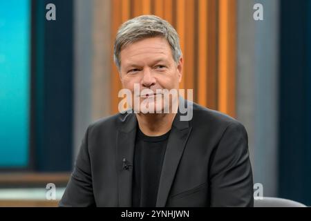 Berlin, Deutschland. November 2024. GER, Berlin, Studio, zu Gast bei - Caren Miosga, Polittalk, TV, Format, mit Moderatorin, das erste, aus Adlershof - am Studio 20, im Bild: Robert Habeck (Buendnis 90/ die Gruenen, Bundesminister für Wirtschaft und Klimaschutz) 24.11.2024, . Quelle: HMB Media/Alamy Live News Stockfoto