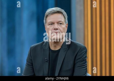 Berlin, Deutschland. November 2024. GER, Berlin, Studio, zu Gast bei - Caren Miosga, Polittalk, TV, Format, mit Moderatorin, das erste, aus Adlershof - am Studio 20, im Bild: Robert Habeck (Buendnis 90/ die Gruenen, Bundesminister für Wirtschaft und Klimaschutz) 24.11.2024, . Quelle: HMB Media/Alamy Live News Stockfoto