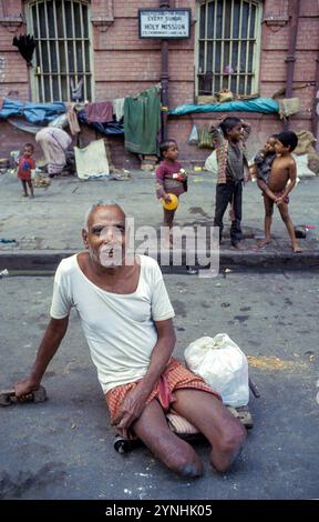 Indien, Kalkutta, Ein Lepra-Erkrankter bettelt auf der Straße. Stockfoto