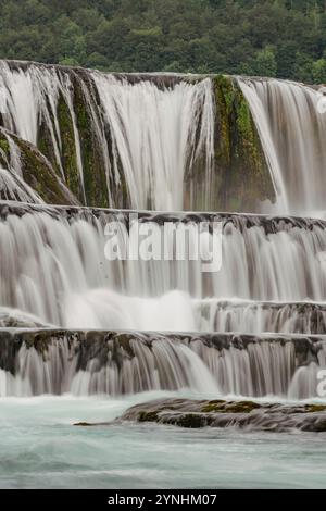 Una Schlucht mit Wasserfällen Kaskade Strbacki buk im Nationalpark Una in der Nähe von Kulen Vakuf, Bosnien und Herzegowina. Stockfoto