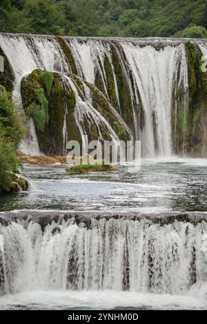 Una Schlucht mit Wasserfällen Kaskade Strbacki buk im Nationalpark Una in der Nähe von Kulen Vakuf, Bosnien und Herzegowina. Stockfoto