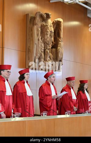 Karlsruhe, Deutschland. November 2024. Der erste Senat des Bundesverfassungsgerichts, (l-r) Henning Radtke, Yvonne Ott, Stephan Harbarth, Vorsitzender des Senats und Präsident des Gerichts, Josef Christ, Ines Härtel, verkünden das Urteil über Zwangsmaßnahmen. Nach dem Urteil ist eine Krankenhausreservierung für medizinische Zwangsmaßnahmen teilweise verfassungswidrig. Quelle: Uli Deck/dpa/Alamy Live News Stockfoto