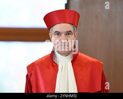 Karlsruhe, Deutschland. November 2024. Stephan Harbarth, Vorsitzender des Ersten Senats des Bundesverfassungsgerichts und Präsident des Gerichtshofs, gibt das Urteil über medizinische Zwangsmaßnahmen bekannt. Nach dem Urteil ist eine Krankenhausreservierung für medizinische Zwangsmaßnahmen teilweise verfassungswidrig. Quelle: Uli Deck/dpa/Alamy Live News Stockfoto