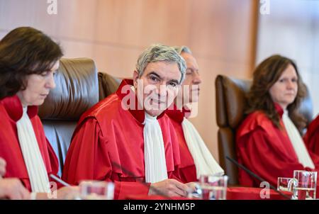 Karlsruhe, Deutschland. November 2024. Der erste Senat des Bundesverfassungsgerichts, (l-r) Yvonne Ott, Stephan Harbarth, Vorsitzender des Senats und Präsident des Gerichts, Josef Christ, Ines Härtel, verkünden das Urteil über Zwangsmaßnahmen. Nach dem Urteil ist eine Krankenhausreservierung für medizinische Zwangsmaßnahmen teilweise verfassungswidrig. Quelle: Uli Deck/dpa/Alamy Live News Stockfoto