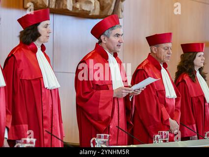 Karlsruhe, Deutschland. November 2024. Der erste Senat des Bundesverfassungsgerichts, (l-r) Yvonne Ott, Stephan Harbarth, Vorsitzender des Senats und Präsident des Gerichts, Josef Christ, Ines Härtel, verkünden das Urteil über Zwangsmaßnahmen. Nach dem Urteil ist eine Krankenhausreservierung für medizinische Zwangsmaßnahmen teilweise verfassungswidrig. Quelle: Uli Deck/dpa/Alamy Live News Stockfoto