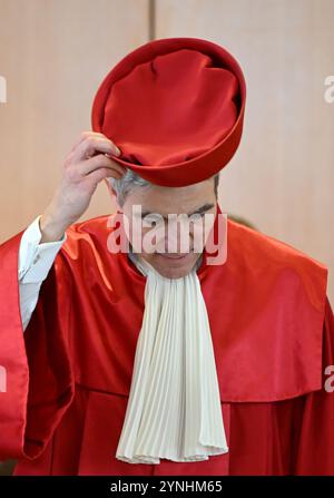 Karlsruhe, Deutschland. November 2024. Stephan Harbarth, Vorsitzender des Ersten Senats des Bundesverfassungsgerichts und Präsident des Gerichtshofs, gibt das Urteil über medizinische Zwangsmaßnahmen bekannt. Nach dem Urteil ist eine Krankenhausreservierung für medizinische Zwangsmaßnahmen teilweise verfassungswidrig. Quelle: Uli Deck/dpa/Alamy Live News Stockfoto