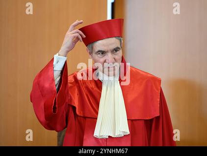 Karlsruhe, Deutschland. November 2024. Stephan Harbarth, Vorsitzender des Ersten Senats des Bundesverfassungsgerichts und Präsident des Gerichtshofs, gibt das Urteil über medizinische Zwangsmaßnahmen bekannt. Nach dem Urteil ist eine Krankenhausreservierung für medizinische Zwangsmaßnahmen teilweise verfassungswidrig. Quelle: Uli Deck/dpa/Alamy Live News Stockfoto