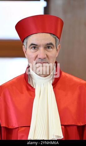 Karlsruhe, Deutschland. November 2024. Stephan Harbarth, Vorsitzender des Ersten Senats des Bundesverfassungsgerichts und Präsident des Gerichtshofs, gibt das Urteil über medizinische Zwangsmaßnahmen bekannt. Nach dem Urteil ist eine Krankenhausreservierung für medizinische Zwangsmaßnahmen teilweise verfassungswidrig. Quelle: Uli Deck/dpa/Alamy Live News Stockfoto