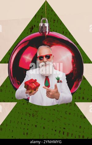 Trend Artwork Poster Composite Sketch Bild Collage von weihnachten Winter Urlaub Alter Mann Show Geschenk riesige Kugel Spielzeug Tanne Dekor hinter Stockfoto