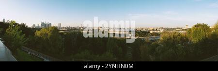 Moskau, Russland - 16. August 2024: Panoramablick auf Moskaus Stadtlandschaft während der Abendstunden mit Luschniki-Stadion, Moskauer Wolkenkratzern und dem Stockfoto