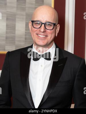 New York, USA. November 2024. Kelly AuCoin posiert im Presseraum während der International Emmy Awards im Hilton Times Square Hotel in New York am 25. November 2024. (Foto: Lev Radin/SIPA USA) Credit: SIPA USA/Alamy Live News Stockfoto