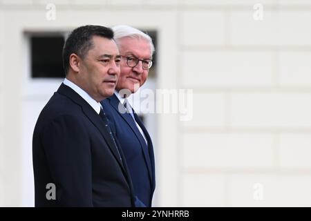 Berlin, Deutschland. November 2024. Bundespräsident Frank-Walter Steinmeier (r) begrüßt Sadir Japarov, den Präsidenten der Kirgisischen Republik, mit militärischen Ehren im Schloss Bellevue. Quelle: Sebastian Christoph Gollnow/dpa/Alamy Live News Stockfoto