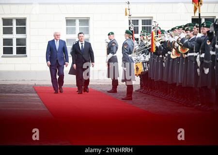 Berlin, Deutschland. November 2024. Bundespräsident Frank-Walter Steinmeier (l) begrüßt Sadir Japarov (2. Von links), den Präsidenten der Kirgisischen Republik, mit militärischen Ehren im Schloss Bellevue. Quelle: Sebastian Christoph Gollnow/dpa/Alamy Live News Stockfoto